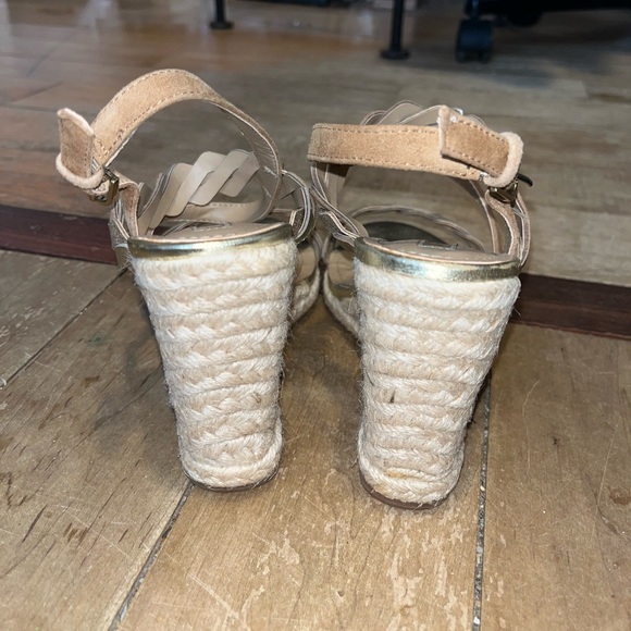 Tahari size 6 wedge heel shoe - Picture 3 of 4